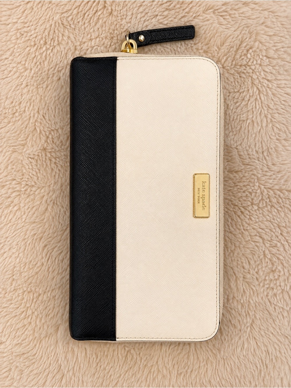 kate spade Two-Tone Black & Cream Zip Wallet with Gold Plaque